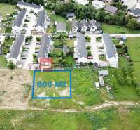 Ein Grundstück mit einer Fläche von 800 m² in Marianka, Na Ovsisku, umgeben von Wohnhäusern zum Wohnen.