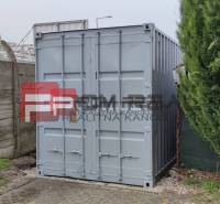 Ein Container, der sich neben einem Betonzaun auf dem Gelände von Lager und Hallen Bratislava III Púchovská befindet.