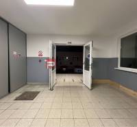 Eingangsbereich innerhalb von Lagern und Hallen mit Ausgang zum Parkplatz.