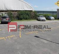 Parkplatz in der Púchovská-Straße in Bratislava III für Besucher von Lagern und Hallen.