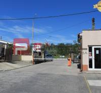 Eingang zu den Lagern und Hallen in der Púchovská-Straße in Bratislava III.
