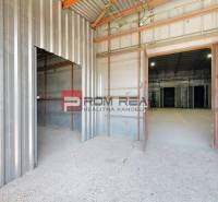 Innenansicht von Industrieflächen Lager und Hallen mit Metallwänden und -böden.