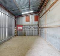 Ein Metalllagerraum mit offenen Türen in einer Industriehalle.