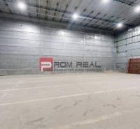 Blechhalle mit Beleuchtung, geeignet für Lager und Hallen.