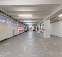 Innenraum mit Beleuchtung und weißen Wänden, geeignet für Lager und Hallen.