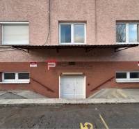 Zugang zu Lagern und Hallen in der Púchovská-Straße in Bratislava III mit Parkplätzen.