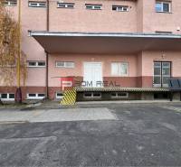 Gebäude mit Laderampe in der Púchovská-Straße, Bratislava III, Lager und Hallen.
