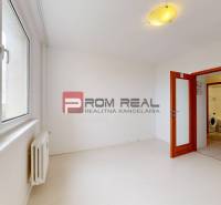 Ein helles Zimmer in einer 4-Zimmer-Wohnung mit großen Fenstern und eingebauter Beleuchtung.