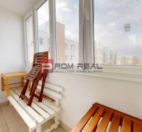 Blick vom Balkon einer 4-Zimmer-Wohnung mit Klappstühlen und Tisch.