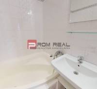 Badezimmer mit einer Eckbadewanne und einem Waschbecken in einer 4-Zimmer-Wohnung.