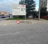 Parkplatz mit Werbung für die Vermietung von Büros in der Púchovská-Straße in Bratislava III.