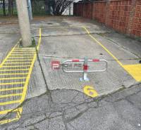 Parkplatz mit Metallpfosten, Garagen, Púchovská, Bratislava III.