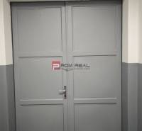 Graues Metall-Doppeltor in Lagerhäusern und Hallen.