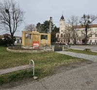 Statue mit Denkmal, Bank und historisches Gebäude in Ivanka pri Dunaji in der Straße Ivanka pri Dunaji.