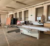 Innenräume von Produktionsstätten mit Holzbearbeitungsmaschinen und Holzmaterialien in der Neuen Straße in Pezinok.