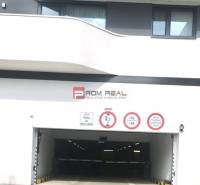 Einfahrt zu den Garagen in der Údernícka-Straße in Bratislava V, mit Verbotsschildern.