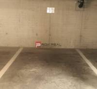 Parkplatz in der Garage mit Rohren an der Wand.