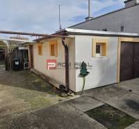 Garage bei einem Einfamilienhaus in der Slnečná-Straße in Pezinok mit Zugangspfad.