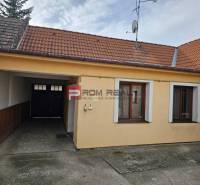 Einfamilienhaus in der Sonnenstraße in Pezinok mit Garage und Satellitenschüssel.