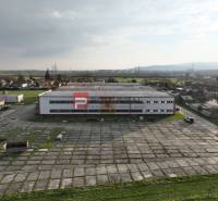 Produktionsräume in der Pezinska-Straße in Vinosady, umgeben von Grünflächen und Straßen.