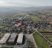 Ein Blick auf die Produktionsräume in Vinosady an der Pezinska-Straße, umgeben von Weinbergen.