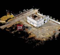 Unvollendetes Einfamilienhaus in Dunajská Streda mit angrenzendem Grundstück und Straße.