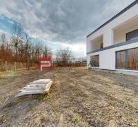 Einfamilienhaus in Dunajská Streda mit großem Grundstück und teilweise gestaltetem Gelände.