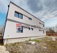 Außenbereich eines Einfamilienhauses in Dunajská Streda mit minimalistischem Fassadendesign.