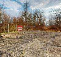 Freies Grundstück, eingezäunt, am Waldrand in Dunajská Streda, ideal für ein Einfamilienhaus.