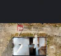 Luftaufnahme der Fundamente eines Einfamilienhauses in Dunajská Streda, umgeben von einem Baugrundstück.