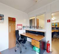 Ein Büro mit einem Schreibtisch, einem Stuhl und einem Feuerlöscher im Bereich Lager und Hallen.