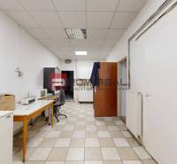 Lager- und Halleninterieur mit Möbeln und Geräten im Raum auf der Závodná in Bratislava II.