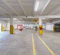 Lagerhallen und Hallen mit geräumigem Innenraum und markanten gelben Elementen.