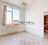 Büroflächen mit Fenster, Heizkörper und Einbauschränken. Einfaches Interieur.