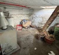Keller im Einfamilienhaus, mit Kessel und Lagerraum in der Straße im Zentrum.