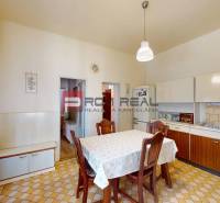 Küche in einem Einfamilienhaus mit Retro-Möbeln und gemustertem Boden.