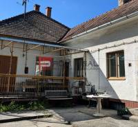 Einfamilienhaus mit Terrasse auf der Straße, im Zentrum, mit Bank und Tisch.