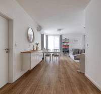 Innenraum einer 3-Zimmer-Wohnung mit Holzboden, Esstisch und Wohnzimmer.