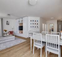 Helles Wohnzimmer mit Esstisch und Sofa in einer 3-Zimmer-Wohnung.