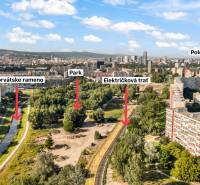 Blick auf den Kroatischen Arm, den Park und die Straßenbahnstrecke in Bratislava auf der Osuského.