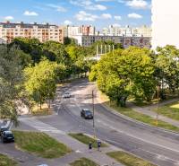 Blick von Osuského auf die grünen Flächen und Plattenbauten in Bratislava – Petržalka.