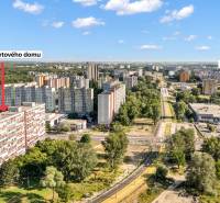 Straßenpanorama von Bratislava-Petržalka in der Osuského-Straße, einschließlich Wohnhaus und Kaufland.