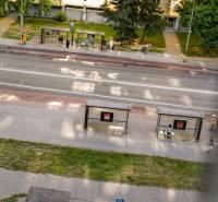 Bushaltestelle und Fußgänger auf der Osuského-Straße in Bratislava - Petržalka.