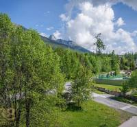 Der Blick aus der Ferienwohnung in der Hohen Tatra umfasst Grünflächen und Berglandschaften.