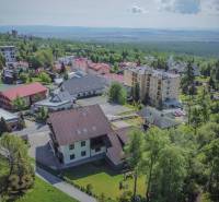 Luftaufnahme von Ferienwohnungen in der Hohen Tatra, umgeben von Natur und Grün.