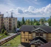 Gebäude in der schönen Umgebung der Hohen Tatra, Ferienapartment umgeben von Grün und Bergen.
