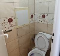 Toilette mit Fliesen und Blumenmuster in einer 2-Zimmer-Wohnung.