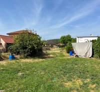Garten in Dolný Bar mit verschiedenen Häusern und Vegetation, geeignet für Grundstücke - Wohnen.