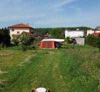 Garten mit Rasen in Dolný Bar, mit Blick auf Häuser und Zelt. Grundstücke - Wohnen.