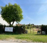 Grundstücke - Wohnen in der Gemeinde Dolný Bar, eingezäuntes Grundstück mit Baum und Tor.